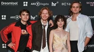 Moritz Hoyer (l-r), Filip Schnack, Franziska von Harsdorf und Ludger Bökelmann bei der Premiere der Serie «Schattenseite» in Berlin.