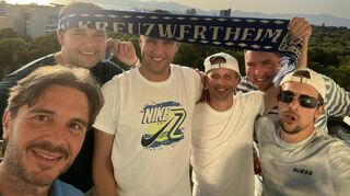 Selfie mit Vereinsschal: Die erste Mannschaft des TSV Kreuzwertheim ist erstmals in die Landesliga 2 aufgestiegen. Von links: Roman Zveplan, Sebastian Eitel, Sebastian Schreck, Fabian Beck,Martin Eitel und Tobias Beck.