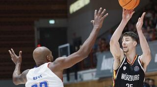 Alen Pjanic (rechts, hier zusammen mit dem früheren Würzburger Javon Bess im Champions-League-Spiel gegen Igokea) kehrt am Samstag an seine alte Wirkungsstätte in Oldenburg zurück.