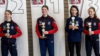 Toller Erfolg für die U15-Florettfechterinnen des FC Tauberbischofsheim: Elisabeth Dummer (Zweite von links) siegte vor Finja Mergl (links) und Sophie Duda (ganz rechts).