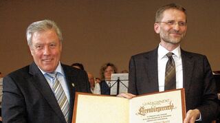 <p>Alfred Beetz verlässt die kommunalpolitische Bühne. Bei der Verabschiedung am Donnerstag in der Grünsfelder Stadthalle wurde das Engagement in den vergangenen 28 Jahren gewürdigt und Beetz zum Ehrenbürger ernannt. Die Urkunde überreichte sein Stellvertreter Edgar Oettig (unten links). Eine Tafel mit allen Wappen übergaben die Ortsvorsteher aus den Stadtteilen (oben), ein Geschenk der mehr als 50 Vereine händigte Thomas Englert (unten rechts) aus.</p>