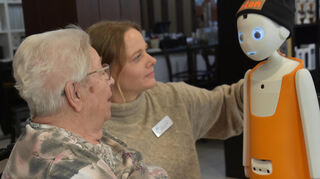 Bewohnerin Alma Lippert testete Anton als erste im Adam-Rauscher-Haus. Heimleiterin Juliane Hernold stand ihr assistierend zur Seite.
