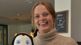 Juliane Hernold freut sich, dass der kleine drollige Sozial-Roboter Anton in ihrem Haus getestet wird.