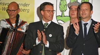 Der CDU-Spitzenkandidat für die Landtagswahl im März 2026, MdL Manuel Hagel (Zweiter von links), forderte bei der BdS-Mittelstandskundgebung auf der Muswiese einen Politikwechsel im Land. Rechts neben ihm der Bürgermeister von Rot am See, Dr. Sebastian Kampe.