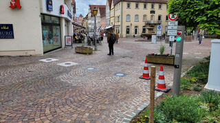 Wie die Poller zukünftig den Deutschorden-Platz für Autoverkehr sperren, wird im November durch den Gemeinderat entschieden.