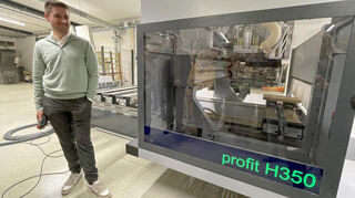 Schreinermeister Simon Parth erklärte den Besuchern, wie die computergesteuerte Werkzeugmaschine funktioniert.