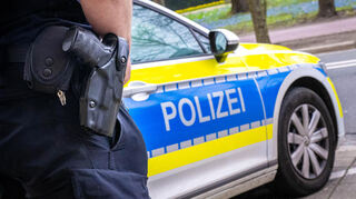 In Veitshöchheim im Kreis Würzburg ist ein Exhibitionist in der Nähe eines Kindergartens aufgetreten. Die Polizei nahm den Mann fest. (Symbolbild)
