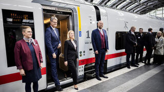 Bundesverkehrsminister Patrick Schnieder (2.v.l) und Bahnchefin Evelyn Palla (3.v.l) steigen bei der Premiere des neuen ICE L der Deutschen Bahn am Berliner Ostbahnhof aus dem Zug.