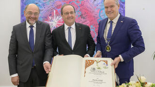 Eintragung ins Goldene Buch der Stadt: Oberbürgermeister Eckart Würzner (v. r.) empfängt François Hollande und Martin Schulz im Heidelberger Rathaus.