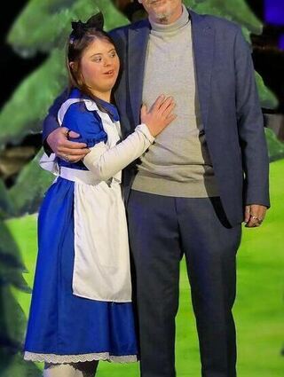 Herr Intri-Gant (Ulrich Lauterbach) mit seiner lebensklugen Tochter Alice (Sophia Witzel).