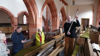 Carsten Klomp gab interessante Einblicke in die Technik und die Sanierung der Orgel.