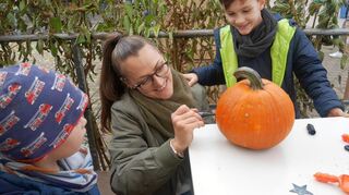 Der Wendelinusmarkt in Hardheim erwartet seine Besucher an diesem Sonntag mit einem bunten Programm. Das Kürbisschnitzen für Kinder (hier ein Bild vom Vorjahr) darf dabei nicht fehlen. Neben dem Markt rund um den Schlossplatz haben am Nachmittag auch die Geschäfte geöffnet. (Archivbild)