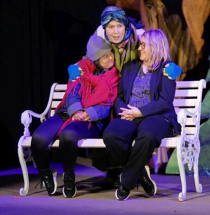 Theaterstück zum Jubiläum: Heilpraktikerin Kamilla (Monika Schumann), frisch zurück von einer Weiterbildung, testet ihre neuen Erkenntnisse an Delilah Döhner (links) und Jessica Hammrich.