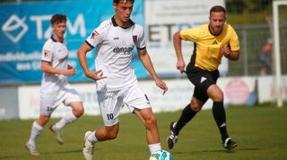 Der FSV Hollenbach (am Ball Marco Specht) steckt nach der 0:1-Niederlage in Singen mitten im Abstiegskampf.