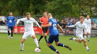 Felix Gutsche (am Ball, weißes Trikot) entschied mit seinem verwandelten Foulelfmeter das Derby zwischen der SGM Markelsheim/Elpersheim und dem SV Wachbach zugunsten des SVW.