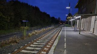 Tut sich bautechnisch eigentlich nichts am Bahnhalt in Markelsheim? Zumindest kommt das manch einem Bürger so vor. Die DB betont jedoch, dass alles im Plan sei und der eigentliche Hauptumbau im März 2026 starte.