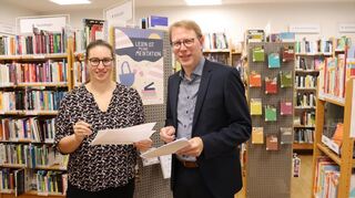 Die stellvertretende Bücherei-Leiterin Denise Amann wertet gemeinsam mit Kersten Hahn, Fachbereichsleiter Bildung, Kultur und Tourismus, die Zwischenergebnisse der großen Publikumsstudie aus.
