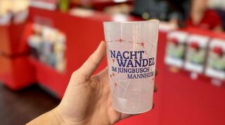 Der Nachtwandel-Becher ist ab sofort erhältlich.