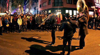 Dieses Jahr sind eine Brass-Band und eine Samba-Truppe als Walking Acts im Jungbusch unterwegs.