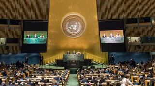 Der aus den Medien bekannteste Ort im Gebäude-Ensemble der UNO in New York: der Saal der Generalversammlung, hier bei einer Sitzung.