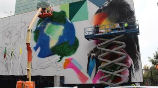 Das UNO-Hochhaus ist wichtig, aber keine Schönheit. Kunst am Bau soll helfen. Hier entsteht das Bild einer Erdkugel in der Hand zweier Menschen.