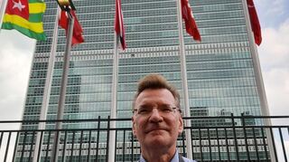 Recherche vor Ort: Autor Konstantin Groß vor dem UNO-Hauptquartier in New York.