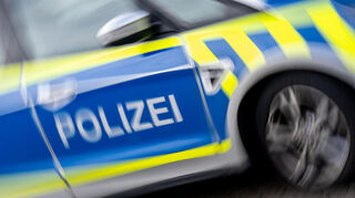 Nachdem in Würzburg bereits am vergangenen Donnerstag zwei junge Frauen von einem Unbekannten attackiert und beleidigt worden sein sollen, sucht die Polizei Zeugen. (Symbolbild)
