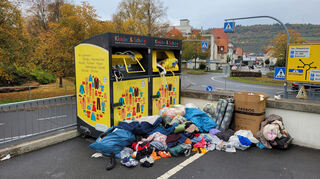 Anderswo stehen die Container noch - sind allerdings auch hier mit unbrauchbaren Dingen überfüllt.