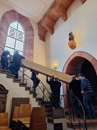 Am Mittwoch wurden die 17 Teile für das 32-Fuß-Register angeliefert und über die schmale Treppe bereits auf die Empore getragen.