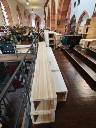 Einige der Pfeifen haben eine stattliche Länge. Eine Seite ist weiß lackiert, damit das Sonnenlicht reflektiert und sich das Holz nicht erwärmt.