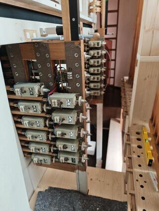 Ein Blick hinter die Orgel zeigt, wie viel Elektronik verbaut werden muss und vor allem wie wenig Platz ist.