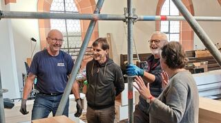 Natürlich schaut Dekanin Wibke Klomp vorbei und kommt sofort ins Gespräch mit (von links) Wolfram Spott, Stefan Blido und Peter Riffenach.