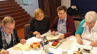 Mit Rosemarie Lubianski, Edith Schwab und Ludwig Weiser stehen drei erfahrene und leidenschaftliche Schriftexperten zur Verfügung.