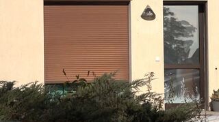 Bei dem Einsatz in Lindenberg geht es den Angaben danach, Gegenstände aufzufinden sowie Tatspuren und andere Beweismittel zu sichern.