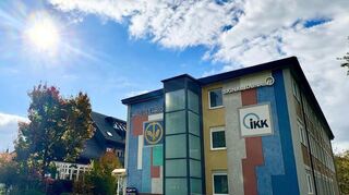 Das Haus des Handwerks mit dem neuen Aufzug, der die Barrierefreiheit ermöglicht.