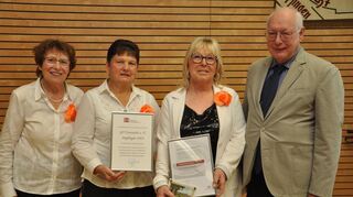 Auszeichnung zum 100. Geburtstag (von links): Brigitte Elsner, Lotte Bencina, Marlene Bundschuh und Wolfgang Runge.