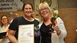 Seit 15 Jahren schwingt Stefanie Buck-Neuhäuser (links) bei der „Eintracht“ den Taktstock. Marlene Bundschuh überreichte eine Urkunde.