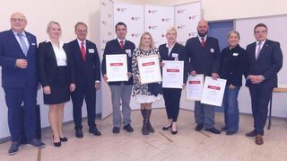 Bei den Nachwahlen des DRK-Kreisverbands Bad Mergentheim (von links): OB Udo Glatthaar, DRK-Geschäftsführerin Anna Deister, DRK-Präsident Prof. Dr. Thomas Haak, Andrea Bayer Kreisbereitschaftsleitung, Tamara Jenke Kreisbildungsbeauftragte, Iris Wöhr Kreisbereitschaftsleitung, Daniel Schmidt Rotkreuzbeauftragter, Ortsvorsteherin Karin Tremmel und Landrat Christoph Schauder.