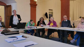 Wie man bei der Forschung an seiner Familiengeschichte vorgehen kann, erläuterte Wertheims Stadtarchivarin Anna Berger (stehend) den Teilnehmenden bei einem Workshop im Archivverbund Main-Tauber.