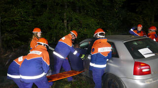 Auch in der Nacht galt es bei der 24-Stunden-Übung der Jugendfeuerwehren von Freudenberg, Menschen zu helfen. So wurde der Nachwuchs zu einem „Verkehrsunfall“ im Wald alarmiert.