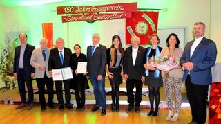 Ehrungen. Das Bild zeigt (von links) Bürgermeister Dr. Lukas Braun, Präsident des Badischen Sängerbundes Wolfgang Runge. Vorsitzender. Sachenflur Helmut Gundacker, seine Ehefrau Elke, Historiker Rolf Lutz, Sängerin Victoria Meyer, Kurt Meyer ,Dirigentin Ulrike Wolf, Susanne Oehm-Henninger und Kaplan Jaszcyk Mateusz.