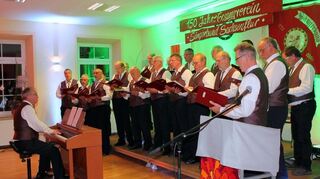 Der Männerchor Pülfringen unter Robert Haberkorn.