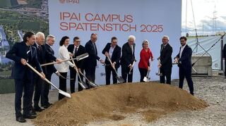 Spatenstich für den IPAI-Campus mit politischer Prominenz, darunter Kanzler Friedrich Merz (6.v.l.) und Ministerpräsident Winfried Kretschmann (4.v.r.).