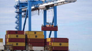 Ein Schiff wird im Hafen von Philadelphia in den USA entladen. Das US-Geschäft der hiesigen Industrie leidet unter der erratischen Handelspolitik von Donald Trump.