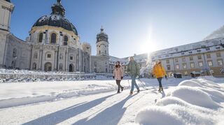 Kultur und Bewegung vereint: das Schloss Linderhof entlang des Meditationsweges.