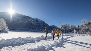 Ob zu mehreren oder allein: Die Winterwanderwege des Naturparks Ammergauer Alpen kann man immer genießen.