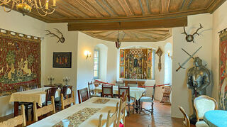 Ein echter Rittersaal als Tagungs- und Frühstücksraum: Bei den Schlossherren Uwe Ottmar und Thomas Beez im Creglinger Ortsteil Reinsbronn lässt sich höfische Luft atmen.