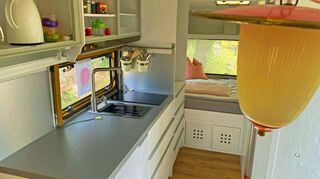 Wohnwagen mit Retro-Charme auf einer Vorbachzimmerner Streuobstwiese: Die Familie Blotenberg hat ihr „Glamping“-Objekt im zeitgemäßen Boho-Style eingerichtet