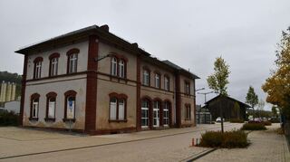 Im Bereich "Eisenbahnvorstadt/Hexenstock" in Königshofen schreitet die städtebauliche Sanierung voran. Im nächsten Jahr könnte das Empfangsgebäude am Bahnhof seinen Besitzer wechseln.
