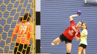 Die Handballerinnen der HG Königshofen/Sachsenflur (im Bild beim Wurf Sophia Bärlein) sind für das Spitzenspiel gegen HB Ludwigsburg II gerüstet.